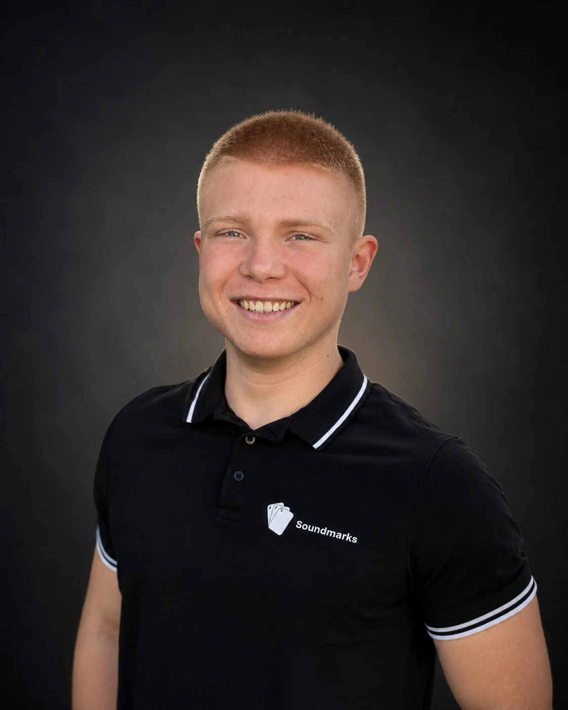 Oscar Fischer, Gründer von Soundmarks, im schwarzen Soundmarks-Poloshirt.